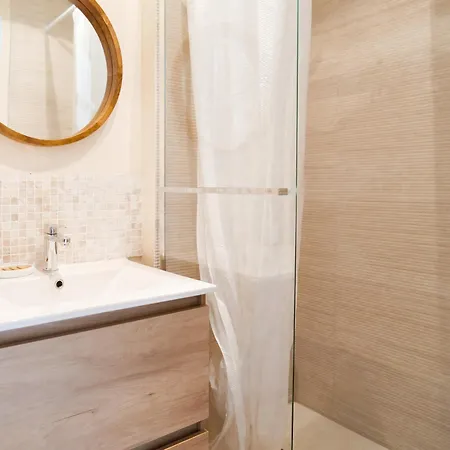 Appartement Renove Avec Gout Et Idealement Situe A Deux Pas Du Remblai *