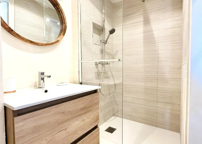 Renove Avec Gout Et Idealement Situe A Deux Pas Du Remblai 莱萨布勒-多洛讷